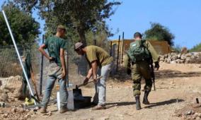 مستوطنون يسيجون أراضي في قرية الجانية غرب رام الله