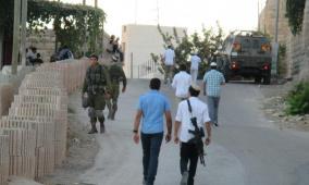 مستوطنون يعتدون على مواطن في مسافر يطا ويهاجمون مركبات المواطنين شرق الخليل