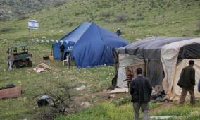 الاحتلال يداهم خيام مواطن ومستوطنون يغلقون طريقا شرق طوباس