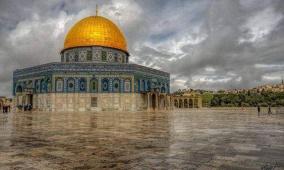 الاحتلال يسلم مقدسيا قرارا بالإبعاد عن الأقصى لمدة أسبوع
