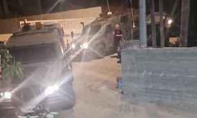 الاحتلال يقتحم قرية أم صفا ويحتجز شبانا ويدهم محال تجارية