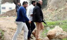تمهيدا للاستيلاء عليها: مستعمرون يسيجون أراضي في الفارسية بالأغوار الشمالية