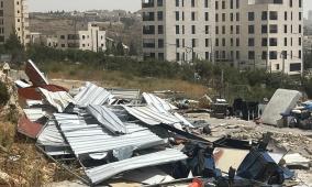 الاحتلال يهدم بركسا ومتنزها ويجرف ملعبا وأرضا زراعية في مخماس