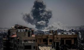 قصف إسرائيلي على غزة.. والمنخفضات الجوية تفاقم المعاناة الإنسانية