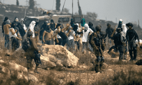 مستوطنون يهاجمون المزارعين ويحطمون زجاج مركبة في ترمسعيا