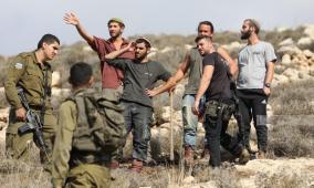 4 اصابتان بالرصاص الحي في هجوم للمستوطنين شرق بيت لحم