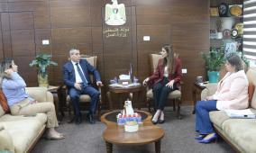 وزارة العمل و "فاتن" تبحثان تعزيز التعاون لدعم المشاريع وتمكين الشباب والنساء والعمال