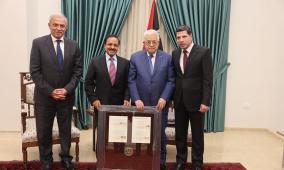 رئيس مجلس إدارة الجامعة العربية الأمريكية يهدي فخامة الرئيس محمود عباس قلادة رمزية لميلاد دولة فلسطين