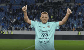 رئيس ناد يعود للعب بعمر 61 عاما