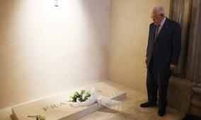 الرئيس عباس يزور ضريح البابا فرنسيس في كنيسة "سانت ماريا ماجوري" بروما