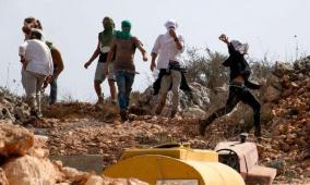 الاحتلال يعتقل مواطنا ومستوطنون يلاحقون المزارعين في مسافر يطا بالخليل