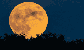 ظاهرة قمر الفراولة والوردي والعملاق.. فما سر هذه التسميات؟