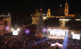 بالفيديو والصور| بيت لحم تُضيء شجرة الميلاد