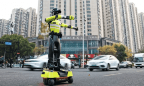 الصين تطلق أول روبوت بشري لإدارة المرور في هانتشغو
