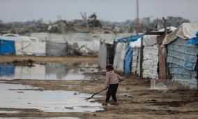 الأونروا: الأمطار تفاقم معاناة النازحين في غزة وتُغرق الخيام وسط خطر تفشّي الأمراض