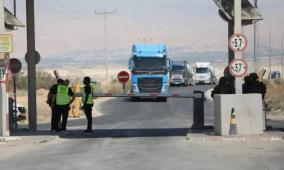 "معبر الكرامة مغلق حتى الآن".. قطاع النقل يخسر مليون شيكل يوميًا والسائقون بلا عمل