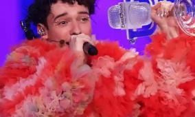 المغني السويسري "نيمو" يتخلى عن كأس "يوروفيجن" احتجاجا على مشاركة إسرائيل