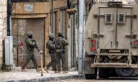 6 عائلات تخلي منازلها تمهيدا لهدمها في مدينة نابلس