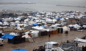 تقرير: تضرر وغرق أكثر من 53 ألف خيمة جراء المنخفض الجوي في غزة