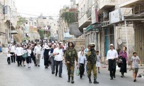 مستوطنون ينظمون مسيرة استفزازية ويغلقون أحياء شرق الخليل