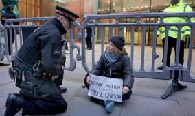 الشرطة البريطانية تعتقل الناشطة غريتا تونبري خلال مظاهرة داعمة للفلسطينيين في لندن