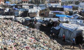 خاص| غزة أمام كارثة بيئية شاملة: النفايات والمجاري والركام تهدد حياة السكان