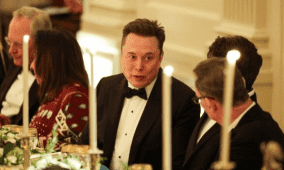 مكاسب تاريخية لإيلون ماسك في 2025 قد تجعله أول تريليونير