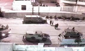 الاحتلال يعتقل مواطنين ويحتجز العشرات ويداهم منازل في الخليل