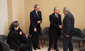 سفير فلسطين لدى لبنان يعزّي الفنانة فيروز بوفاة نجلها