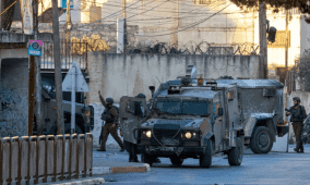 نابلس: الاحتلال يحتجز صحفيين ومسعفين ويعتقل مصابًا قرب منزل محاصر في حارة الياسمينة