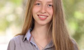 الطالبة لين العسيلي من مدرسة الفرندز تحصد المركز الأول في فن الغرافيك بجائزة Teen Art Awards