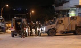 إصابة مواطن بشظايا الرصاص وقوات الاحتلال تقتحم إذنا وبيت أمر والظاهرية والعروب