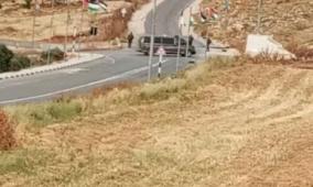 مستوطن يغلق طريقا زراعيا في المغير شرق رام الله