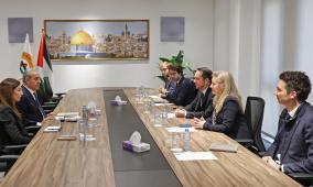 الشيخ يبحث مع القنصلين البريطاني والفرنسي مستجدات الأوضاع السياسية والإنسانية