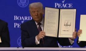 ترامب يوقّع ميثاق مجلس السلام في دافوس