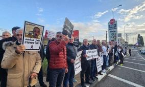 كفر ياسيف: إغلاق شارع 70 تنديدا باستفحال الجريمة وتواطؤ الشرطة واعتقال رئيس المجلس السابق