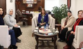 الخليلي تلتقي وفد طاقم شؤون المرأة لبحث سبل التعاون واستحقاقات المرحلة لقضايا المرأة
