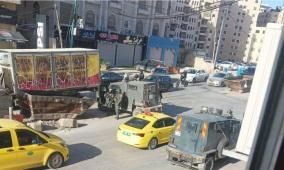 قوة كبيرة من جيش الاحتلال معززة بالجرافات تقتحم محيط مخيم قلنديا وبلدة كفر عقب