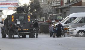 الاحتلال يواصل حصار وإغلاق حزما شمال شرق القدس لليوم الثاني