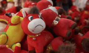 "الحصان الباكي".. خطأ مصنعي يحوّل دمية عادية إلى هوس يغزو أسواق الصين