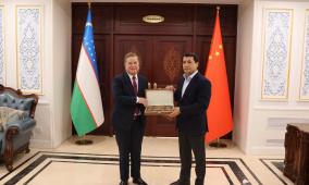 السفير عواد يلتقي سفير أوزبكستان لدى الصين ويبحثان سبل تعزيز العلاقات الثنائية