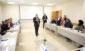 أبو زيد يحاور متدربي برنامج الإدارة والقيادة حول المفاوضات وإدارة الأزمات