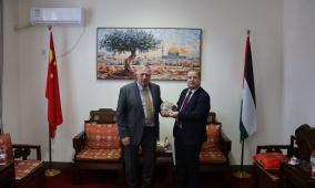 السفير عواد يلتقي سفير جمهورية سلوفاكيا لدى الصين ويضعه في صورة الأوضاع الفلسطينية