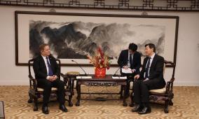 السفير عواد يطلع المبعوث الصيني على خطورة قرارات الاحتلال الأخيرة