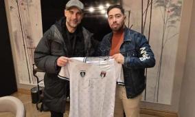 رسالة تضامنية.. غوارديولا يوقع على قمصان لفريق "غزة الإرادة"