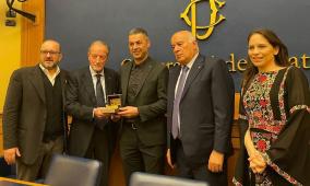 رابطة المدربين الإيطاليين تكرم مدرب منتخبنا إيهاب أبو جزر بجائزة "المقعد الذهبي"