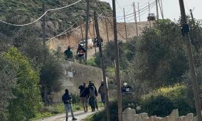 إصابات في اعتداء للمستوطنين وجنود الاحتلال جنوب نابلس