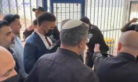 بن غفير يقتحم سجن "عوفر" ويشرف على التنكيل ويهدد الأسرى