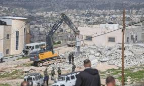 الاحتلال يخطر بإخلاء وهدم أكثر من 20 منزلا ومنشأة في عناتا شمال القدس
