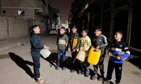 بإيقاع الجالونات والفوانيس اليدوية.. أطفال غزة يصنعون فرحة رمضان رغم الحرب